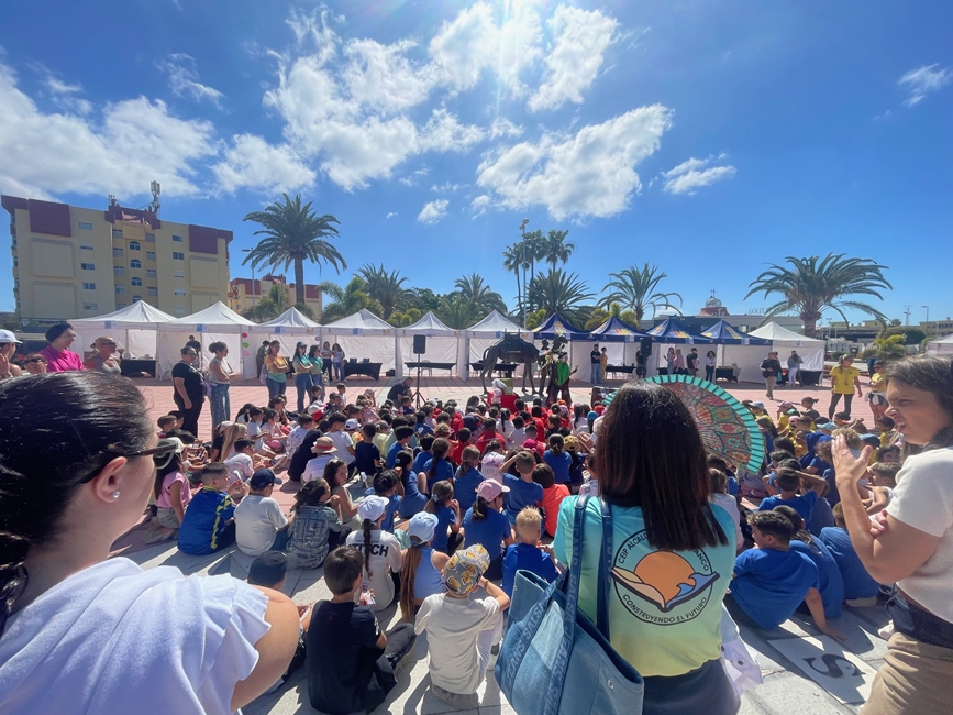 200 escolares en la Feria del Libro de Maspalomas: siete de cada diez firmas son mujeres