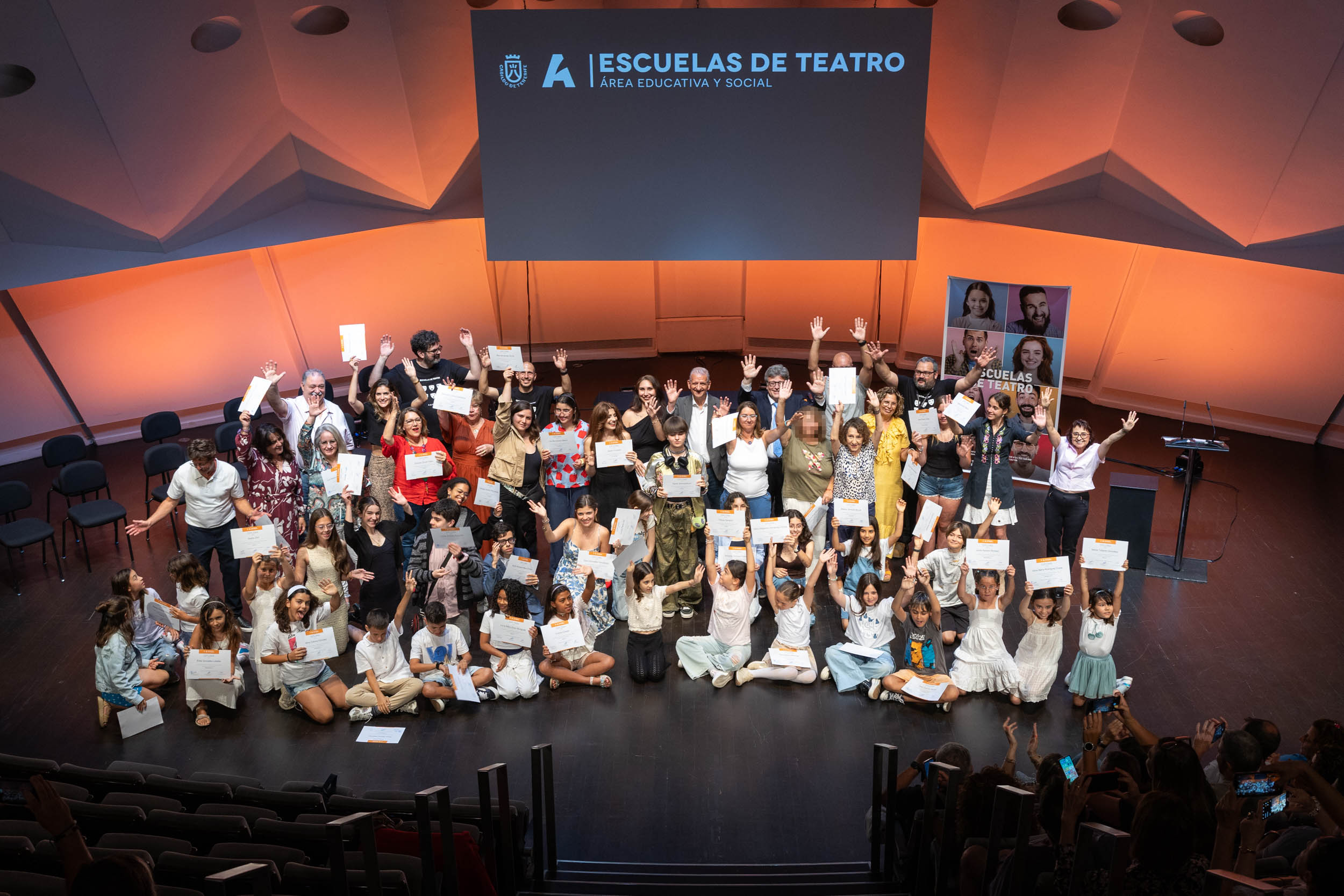 Las Escuelas de Teatro del Cabildo de Tenerife entregan diplomas a 131 alumnos en el Auditorio