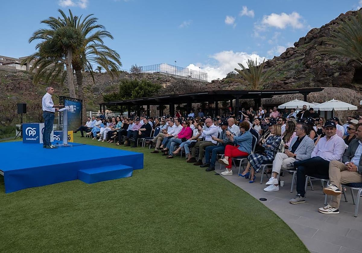 Domínguez apoya al obispo de Canarias: «¿Cómo vamos a dar la espalda a los migrantes?»