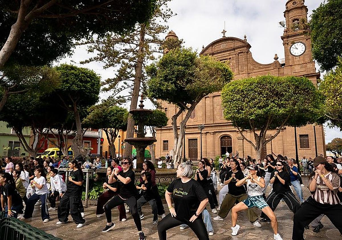 Gáldar llena la plaza dos días seguidos en su festival de danza más multitudinario